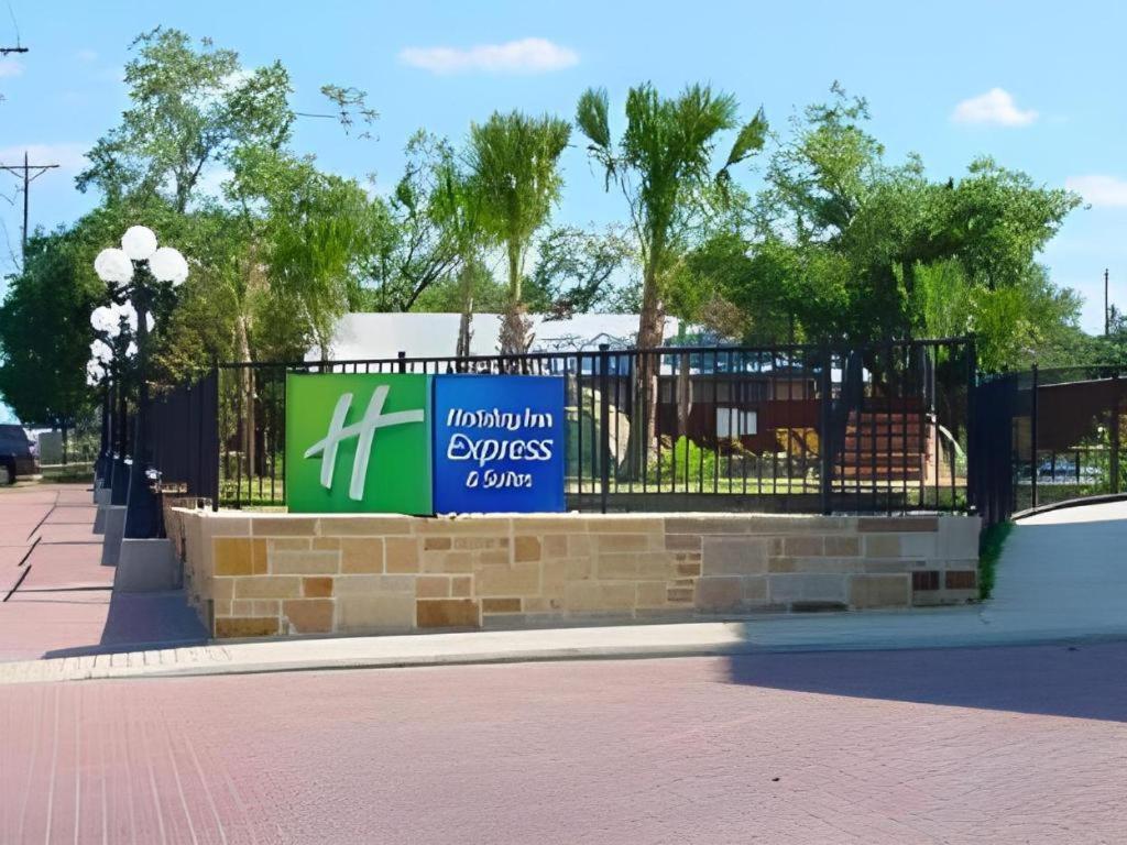 Holiday Inn Express & Suites Fredericksburg By Ihg Buitenkant foto