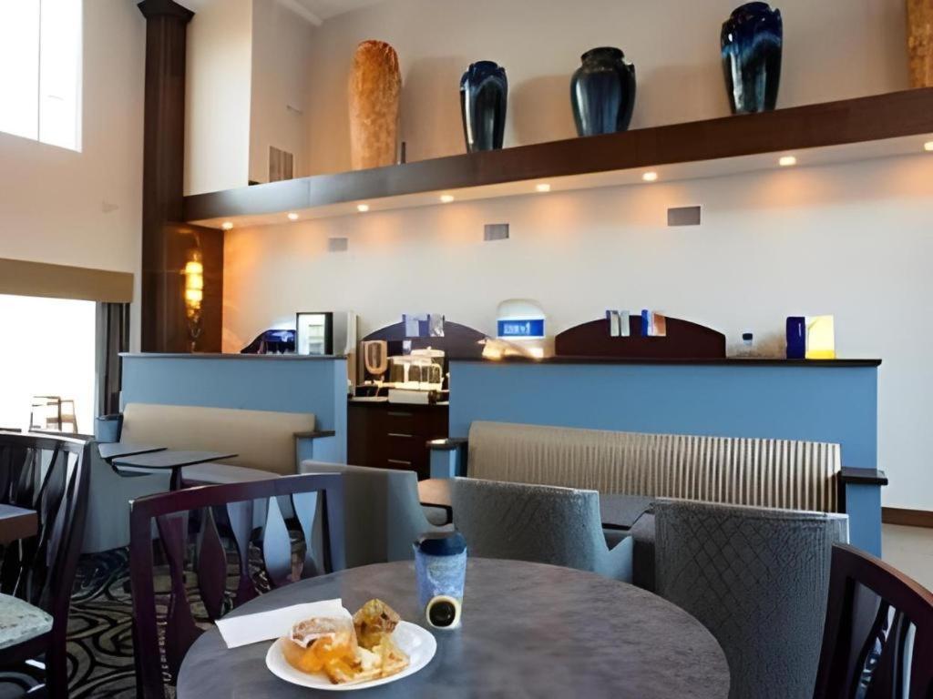 Holiday Inn Express & Suites Fredericksburg By Ihg Buitenkant foto