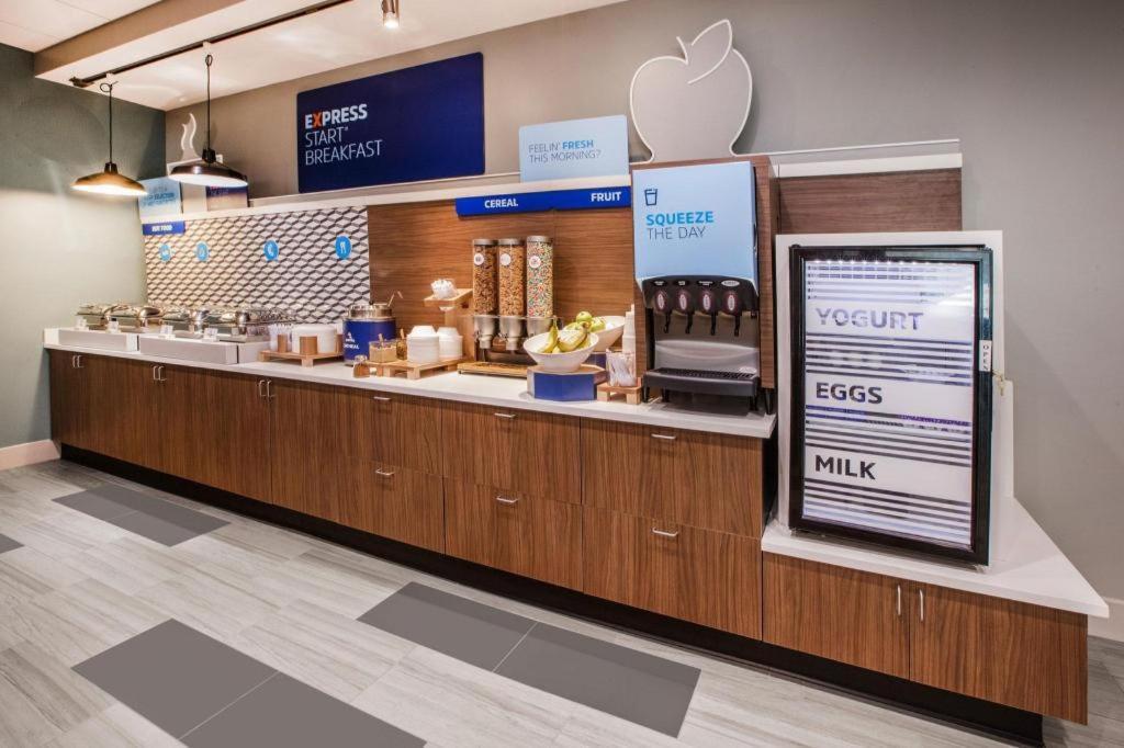 Holiday Inn Express & Suites Fredericksburg By Ihg Buitenkant foto