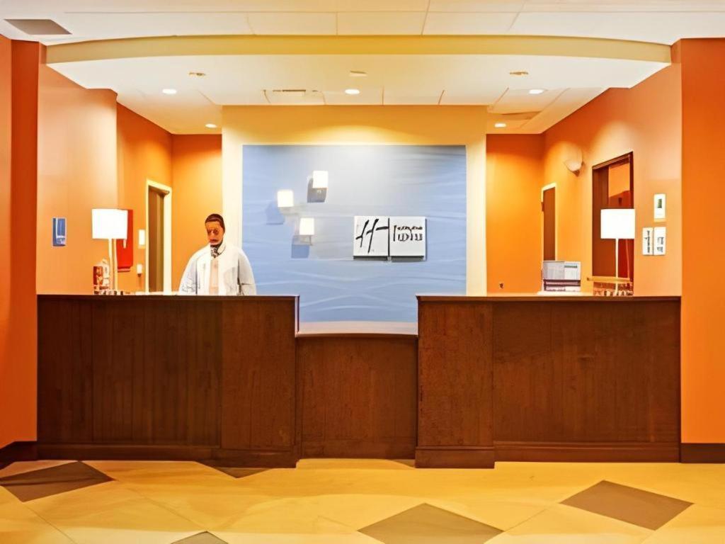 Holiday Inn Express & Suites Fredericksburg By Ihg Buitenkant foto