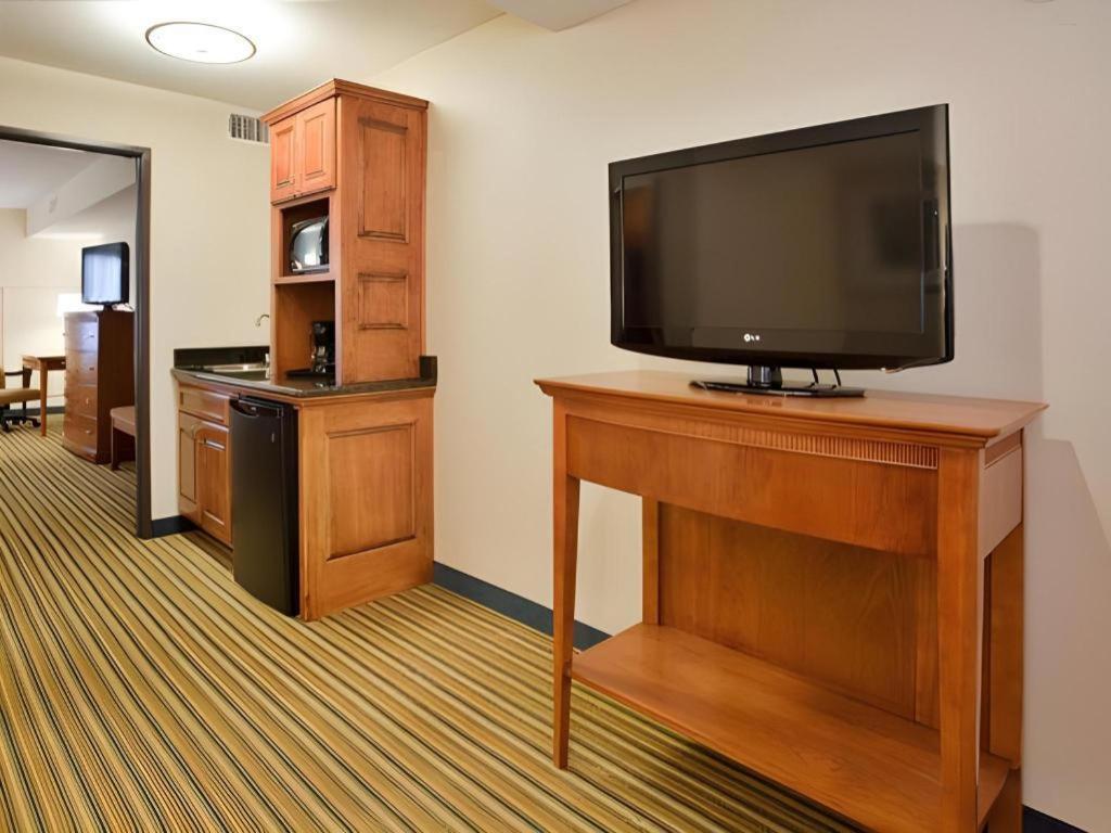 Holiday Inn Express & Suites Fredericksburg By Ihg Buitenkant foto
