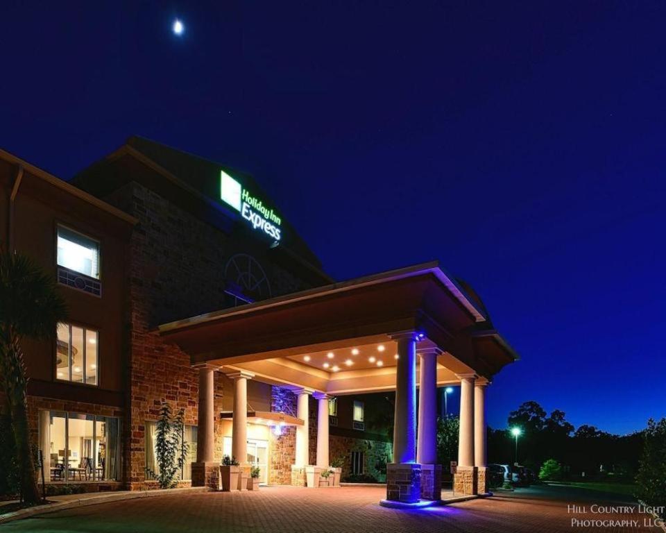 Holiday Inn Express & Suites Fredericksburg By Ihg Buitenkant foto
