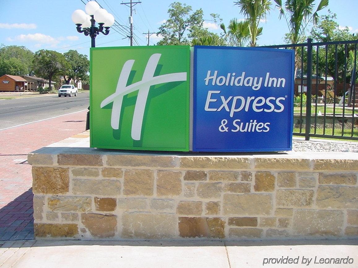 Holiday Inn Express & Suites Fredericksburg By Ihg Buitenkant foto