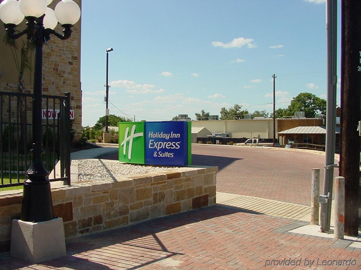 Holiday Inn Express & Suites Fredericksburg By Ihg Buitenkant foto